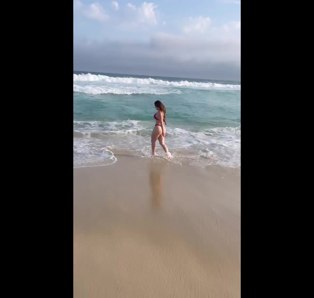 Vídeo: Naiara também fez vídeos na praia com biquíni vermelho - Purepeople