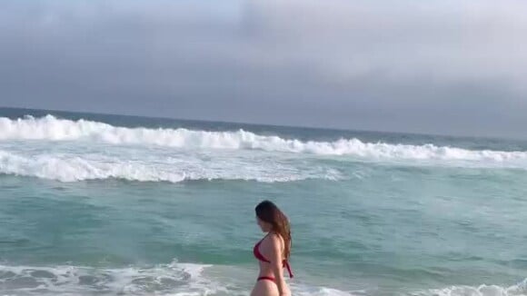 Naiara também fez vídeos na praia com biquíni vermelho