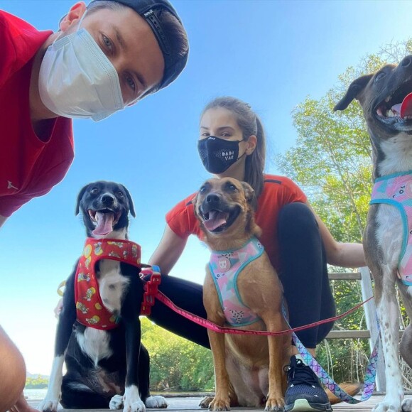Camila Queiroz ama atividades em que exercita com o marido, Klebber Toledo, e suas pets