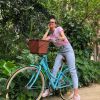 Camila Queiroz pratica exercícios em forma de esporte, como o ciclismo