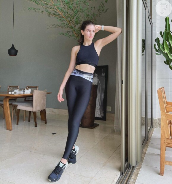 Camila Queiroz alia top e calça legging em look fitness