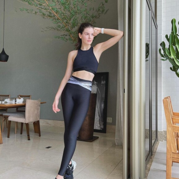 Camila Queiroz alia top e calça legging em look fitness