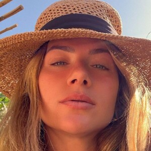 Giovanna Ewbank chamou atenção ao surgir de biquíni em piscina na Europa