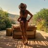 Giovanna Ewbank destacou bumbum em look moda praia