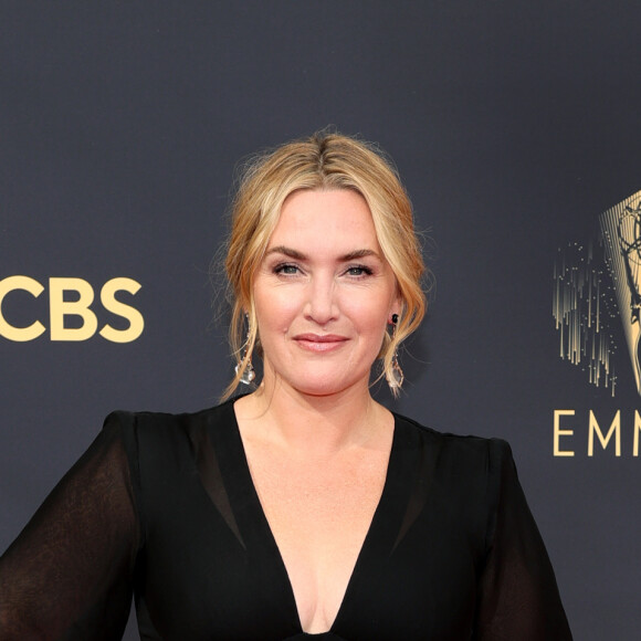 Kate Winslet rouba cena com produção elegante no Emmy 2021