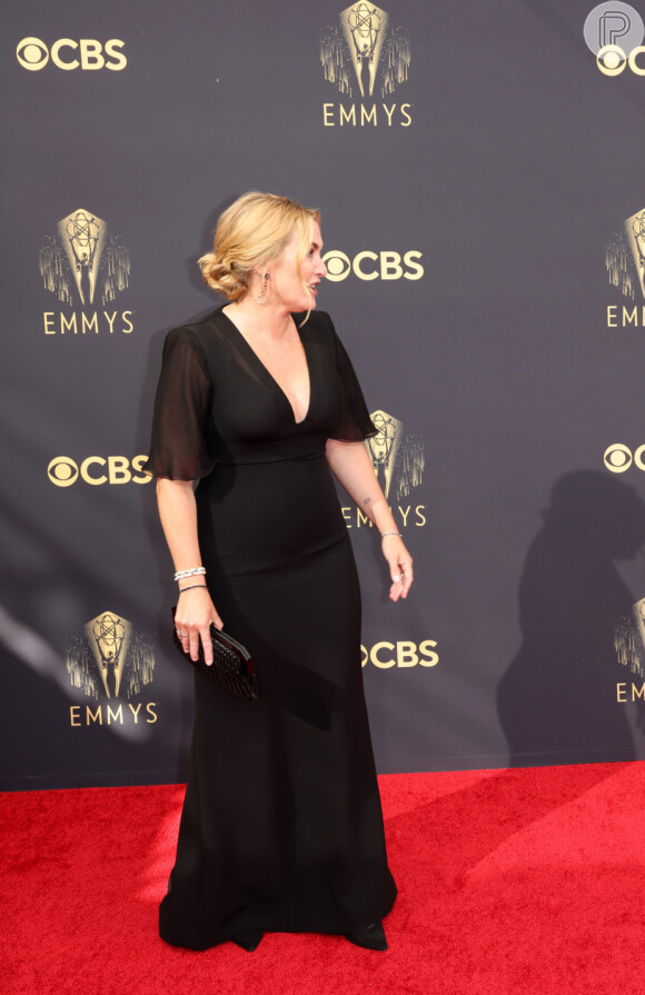Kate Winslet usou longo Giorgio Armani no Emmy 2021