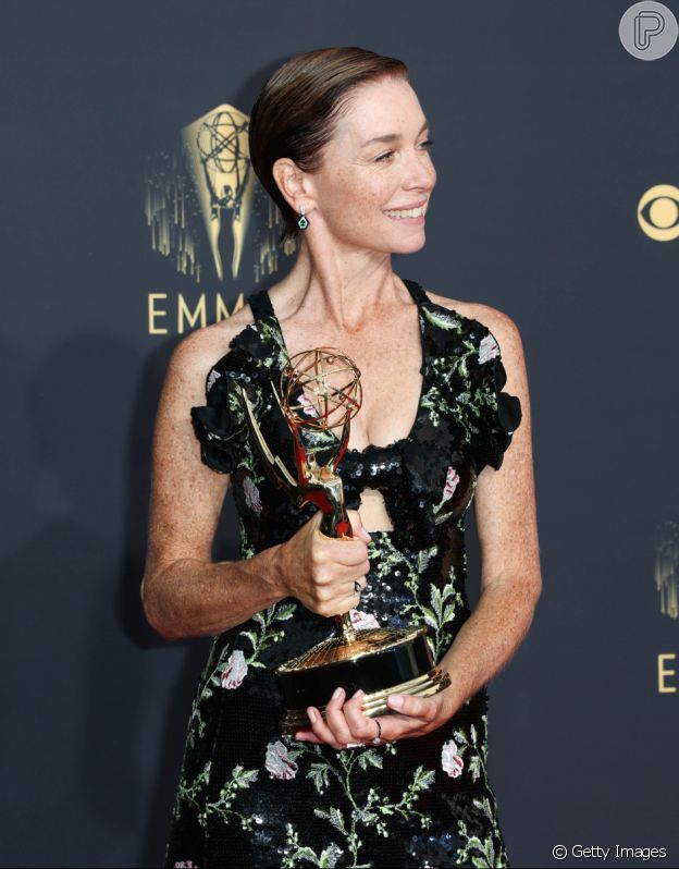Julianne Nicholson escolheu penteado alinhado para cabelo curto