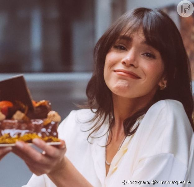 Bruna Marquezine preparou bolo no aniversário de 18 anos da irmã