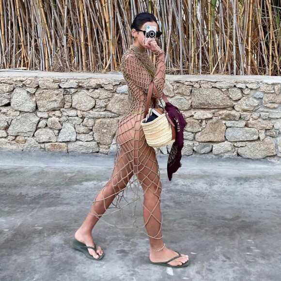 Bruna Marquezine desfilou com trends de moda praia em viagem