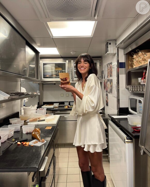 Bruna Marquezine na cozinha do hotel Plaza Athénée, onde preparou um bolinho surpresa para Luana, que fez 18 anos
