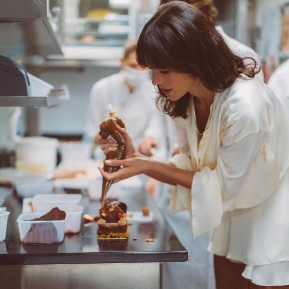 Bruna Marquezine foi parar na cozinha do restaurante para decorar o bolo de Luana Marquezine