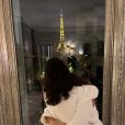 De roupão, Bruna Marquezine abraça a irmã, Luana, do hotel onde está hospedada em Paris