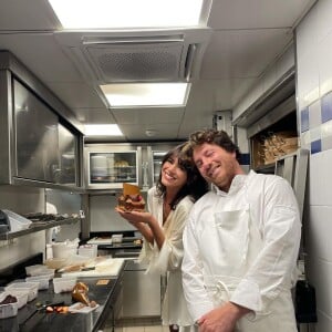 Bom trabalho, Marquezine! Atriz posa com o chef Jean Imbert na cozinha e exibe o seu bolo