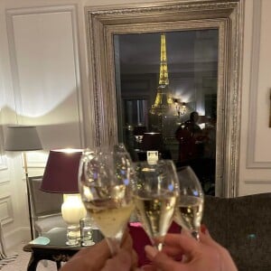 Luana, irmã de Bruna Marquezine, completa 18 anos e ganha brinde em quarto de hotel de luxo em Paris com a família