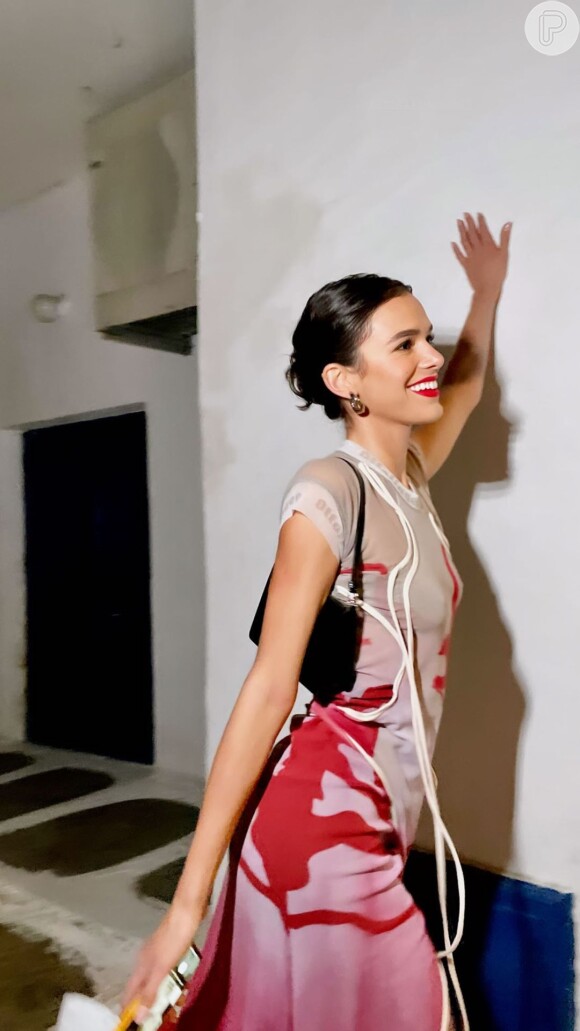 Bruna Marquezine com vestido com transparência e degradê