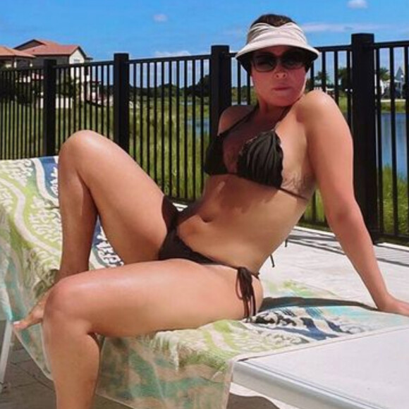 Zilu Godoi escolhe biquíni de lacinho para mandar recado aos seguidores