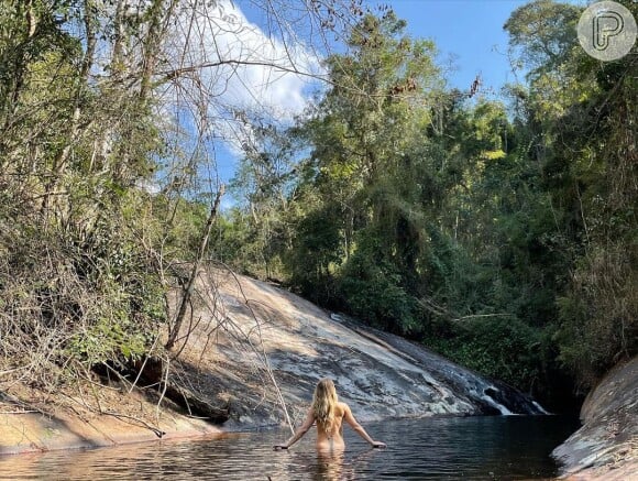 Leticia Spiller também postou uma imagem nadando na cachoeira pelada