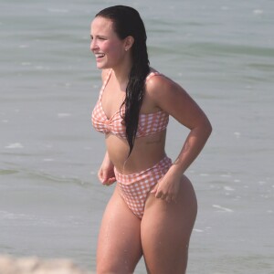 Larissa Manoela faz fotos e vídeos na praia com frequência