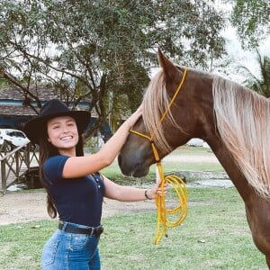 Larissa Manoela superou trauma de andar a cavalo para a novela