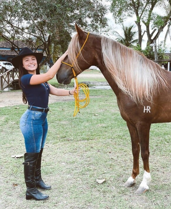 Larissa Manoela superou trauma de andar a cavalo para a novela