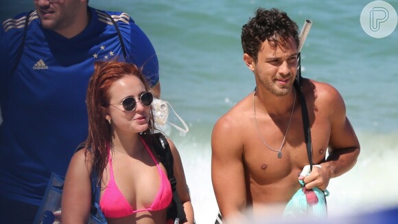 Larissa e André Luiz foram vistos aos beijos na praia recentemente