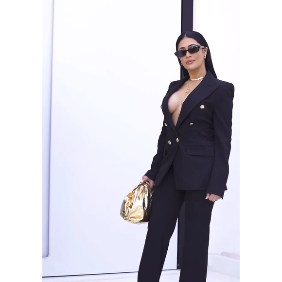 Simaria usou blazer de lã da Balmain com abotoamento duplo e megadecote de quase R$ 15 mil e postou vídeo posando