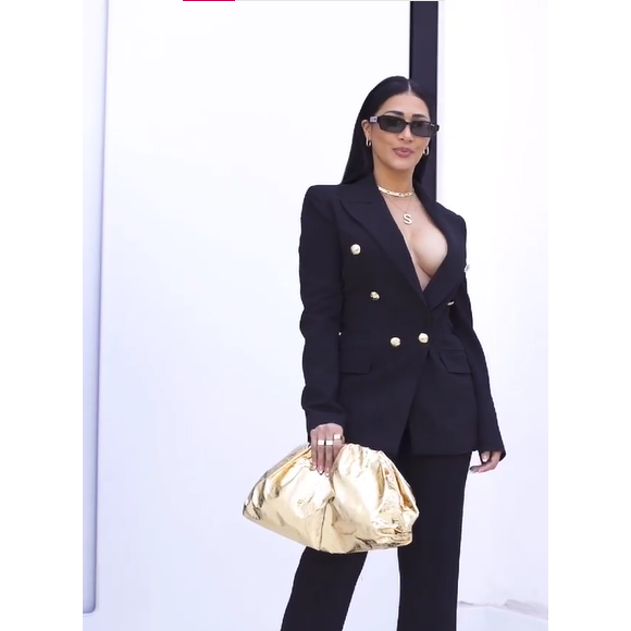 Simaria compôs look poderoso que arrancou suspiros na web com óculos de sol preto e peças de bijuteria douradas