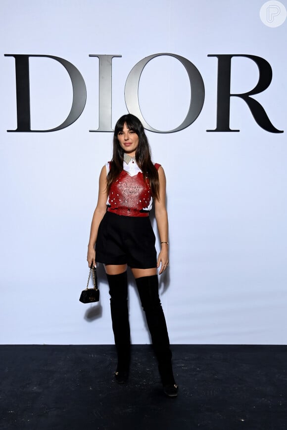 Look de Isis Valverde para front row da Dior aliava branco, vermelho e preto