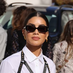 Camila Coelho apostou na sobreposição de brallete em camisa social e minissaia plissada