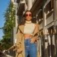 Jeans de cintura alta e cropped de gola: o look de Silvia Braz no streetstyle de Paris