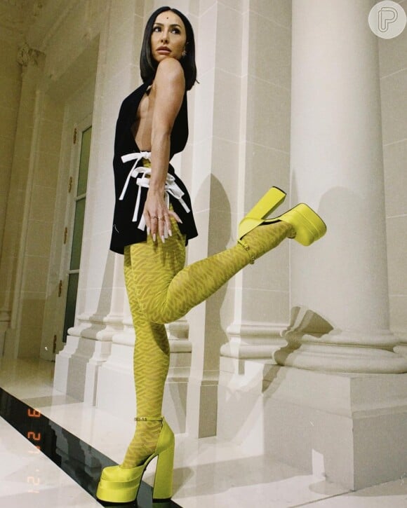 Sabrina Sato usou look P&B com recorte lateral e meia-calça vibrante