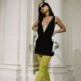 Sabrina Sato escolheu um mix de amarelo neon e preto em seu look