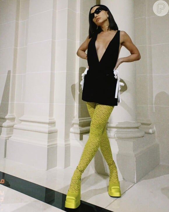 Sabrina Sato escolheu um mix de amarelo neon e preto em seu look