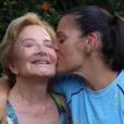 Glória Menezes ganhou beijo da nora Mocita Fagundes em foto: 'Sogra que é mãe!'