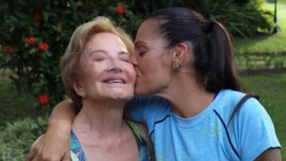 Glória Menezes ganha beijo e declaração da nora em foto: 'Sogra que é mãe'