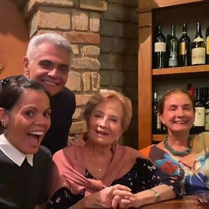 Glória Menezes surgiu alegre em foto com parte da família