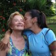 Glória Menezes e Mocita Fagundes surgiram em foto carinhosa para alegria dos fãs: 'Maravilhosas'