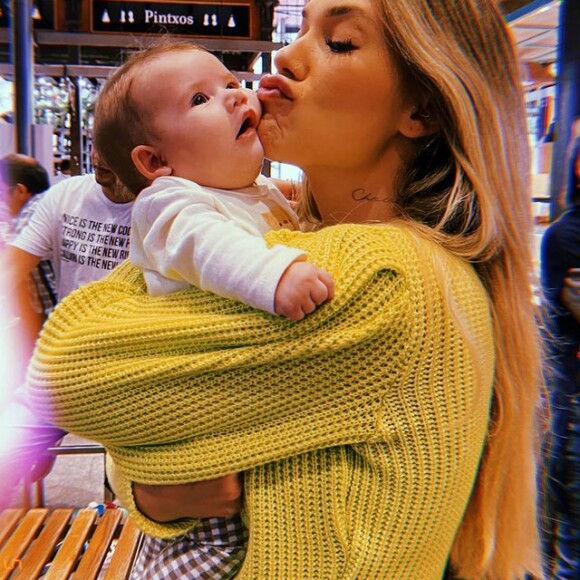 Virgínia sempre posa com a filha nos braços nas redes sociais