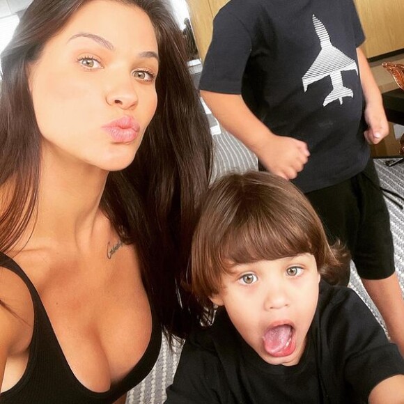 Andressa Suita fez as fotos com os gilhos no Dia das Crianças