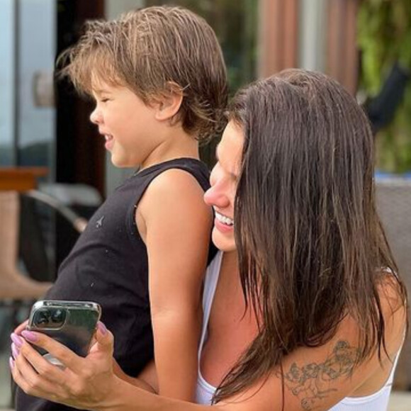 Andressa Suita abre álbum de fotos de Dia das Crianças