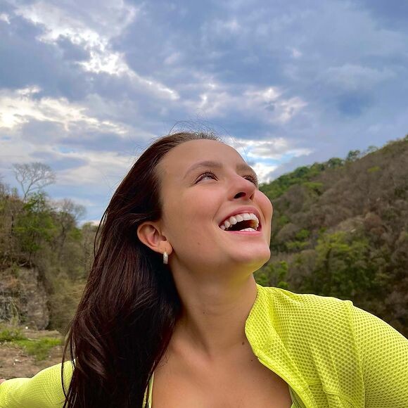 Larissa Manoela ironiza sobre relações anteriores e ex-namorados: 'Se ex fosse bom, Deus não mandava amar o próximo'