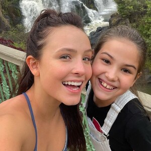 Larissa Manoela aproveita com o elenco em Poços de Caldas, entre as gravações da novela 'Além da Ilusão', e já é fã de atriz mirim que fará sua personagem