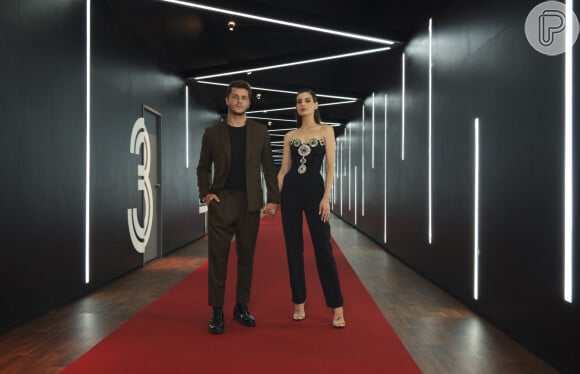 'Casamento às Cegas', reality da Netflix, é apresentado por Camila Queiroz e Klebber Toledo