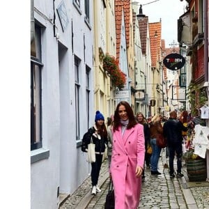 Luíza Brunet compartilha fotos de viagem à Alemanha e usa casaco rosa pesado para se aquecer