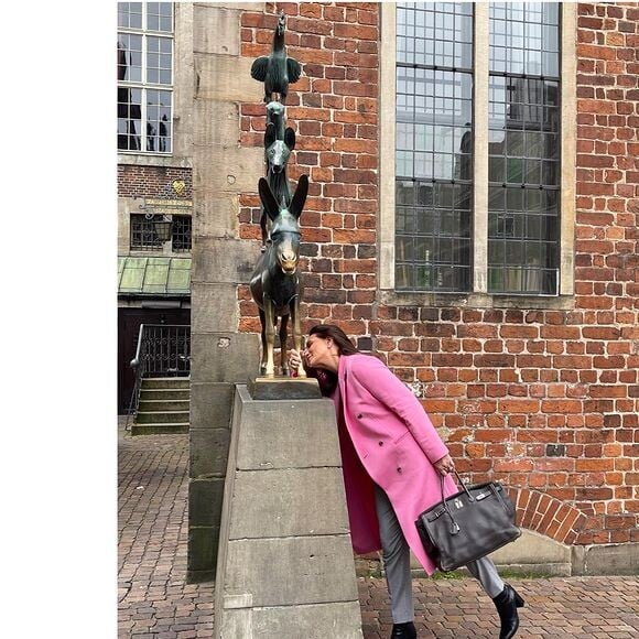 Luíza Brunet beija estátua em cidade alemã