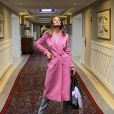 Luíza Brunet posa em corredor de hotel em cidade alemã