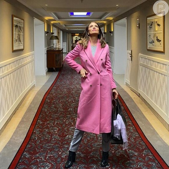 Luíza Brunet posa em corredor de hotel em cidade alemã