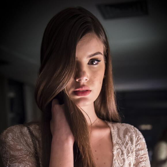 Camila Queiroz contou que a personagem Angel vai voltar a se prostituir em 'Verdades Secretas 2'
