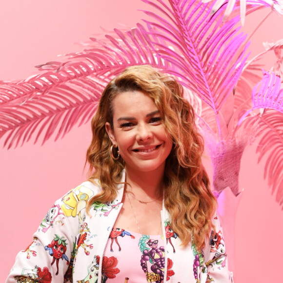 Fernanda Souza usou as novas estampas da Moschino para a Riachuelo