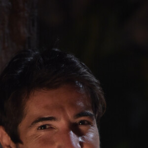 Hira (Sandro Pedroso) comemora casamento de Er (Tiago Marques) na novela 'Gênesis'